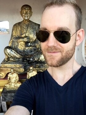 Robert Woodrich davanti a una statua buddista