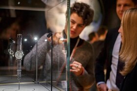 Visitatori del Salone internazionale dell alta orologeria di Ginevra ammirano un modello cronografo