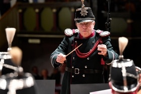 L ex consigliere federale Cristoph Blocher in uniforme dirige la Kavallerie-Musik di Zurigo all Albisguetli.