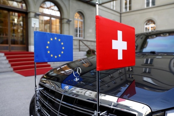 bandiere europea e svizzera su un auto