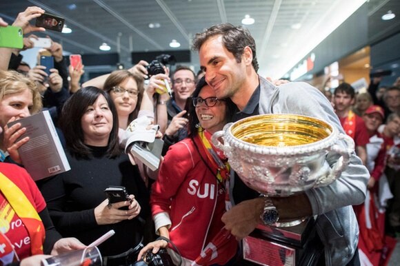 Trionfale ritorno a casa per Roger Federer. All aeroporto di Zurigo erano centinaia i fan in attesa del campione