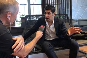 Parag Khanna beim Interview mit Bruno Kaufmann, Demokratie-Korrenspondent von swissinfo.ch