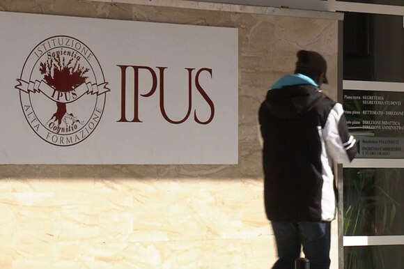 Un particolare dell entrata della sede di Ipus a Chiasso, con l insegna e la scritta Istituzione alta formazione