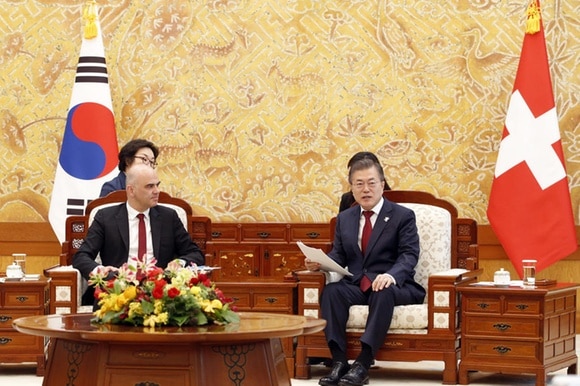Il presidente della Confederazione ha incontrato a Seul il suo omologo coreano. Domani sarà all apertura delle Oliimpiadi