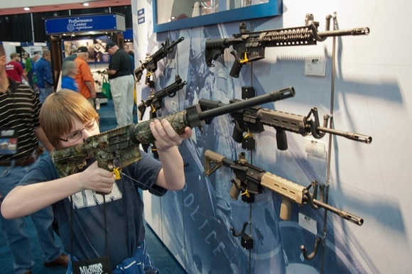 La proposta di Trump di alzare l età per poter acquistare un arma non piace alla lobby delle armi americana