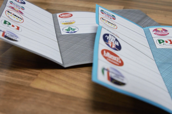 Le schede di voto degli italiani all estero (Europa) dispiegate su una scrivania