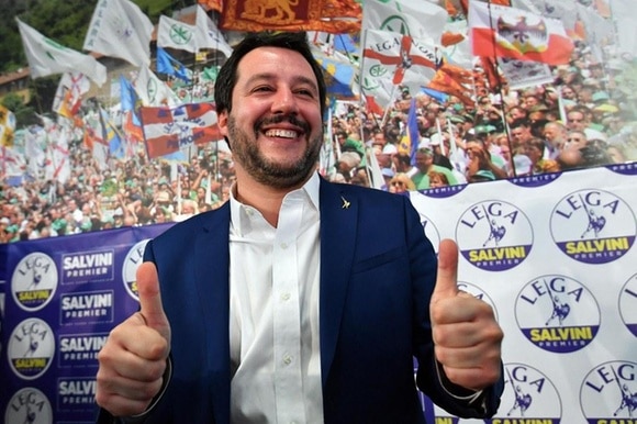 Salvini coi pollici alzati