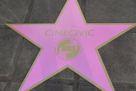 Una tipica stella della Hollywood Walk of Fame, colorata di rosa e con la scritta Cinecivic al suo interno
