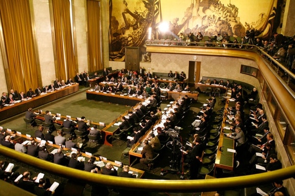 la Camera del Consiglio del Palazzo delle Nazioni a Ginevra durante una seduta della Conferenza del disarmo.