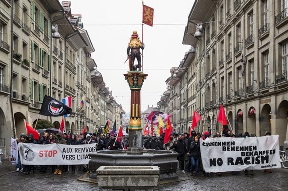 Manifestazione antirazzista a Berna