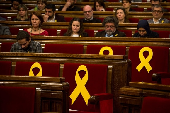 Il parlamento catalano ha chiesto la liberazione di Puigdemont e ha deciso che è rieleggibile come presidente