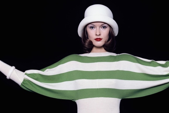 donna con una maglia a strisce bianche e verdi e un cappello bianco