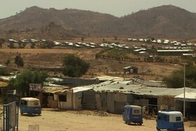 campo profughi in Etiopia, con delle baracche in primo piano