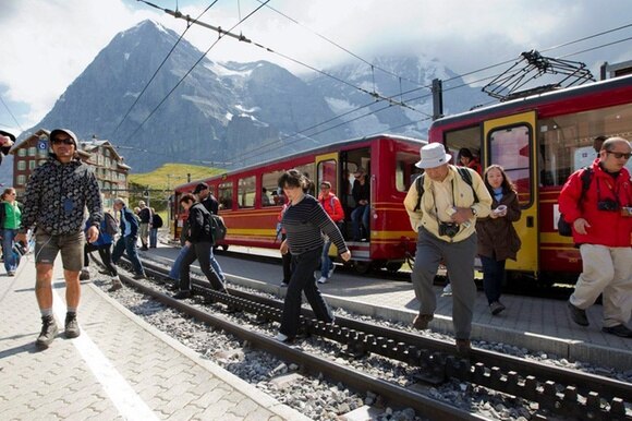 passeggeri scendono da un trenino della jungfrau