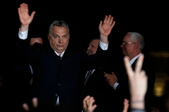 Orban, mani alzate dopo la vittoria.
