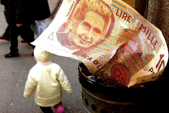 Grosso facsimile di una banconota da 1000 lire accartocciato in un cestino; bambino che cammina oltre.