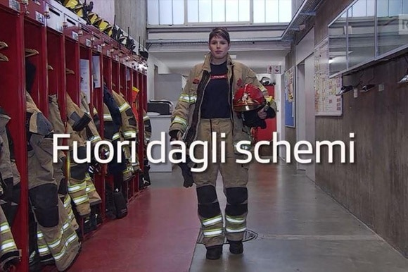 Una ragazza pompiere. Ancora oggi molti mestieri sono considerati maschili o femminili
