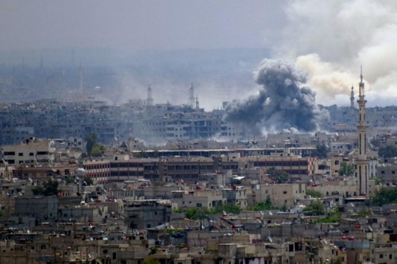 Il sobborgo di Hajar al-Aswad, a sud di Damasco, sotto attacco aereo.