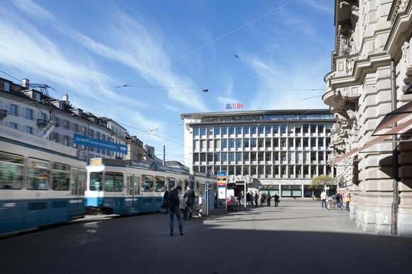 Paradeplatz a Zurigo in un giorno di bel tempo, tram sulla sinistra e sede dell UBS sul fondo.
