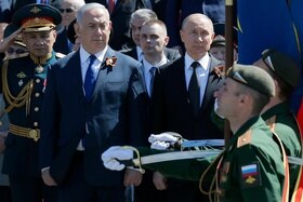 Benjamin Netanyahu e Vladimir Putinin piedi attorniati di militari sull attenti