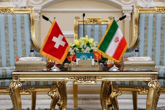 Bandiere svizzera e iraniana