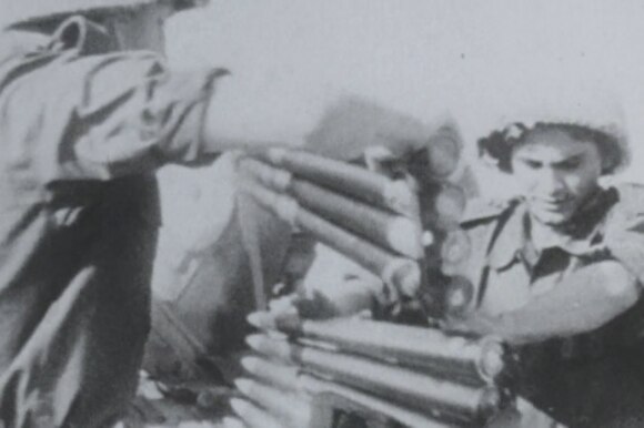 Soldati israeliani con un pezzo di artiglieria