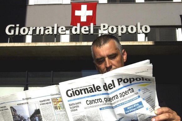 Un lettore del Giornale del Popolo davanti alla sede del giornale a Lugano