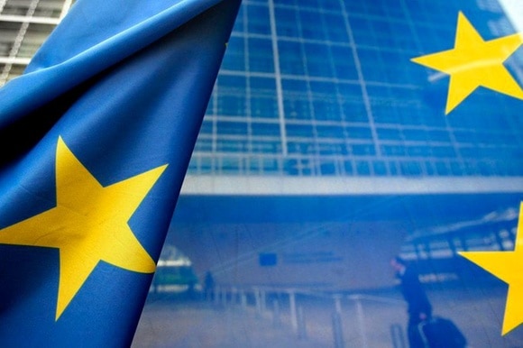 bandiera europea davanti alla sede della commissione di bruxelles