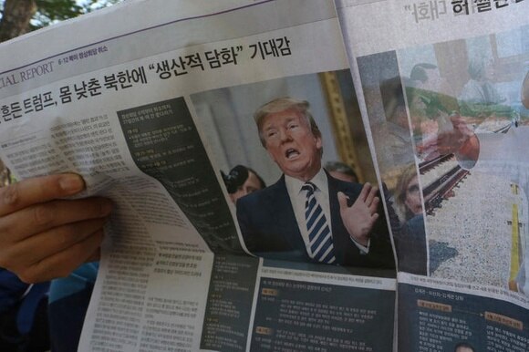 Foto di Trump su giornale coreano