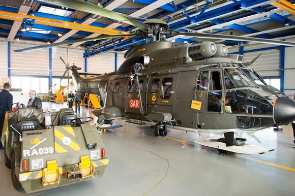 un elicottero dell esercito svizzero in un hangar della Ruag per una revisione