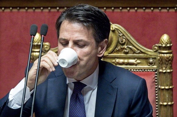 Giuseppe Conte mentre beve un caffè in una piccola pausa durante il suo discorso al senato