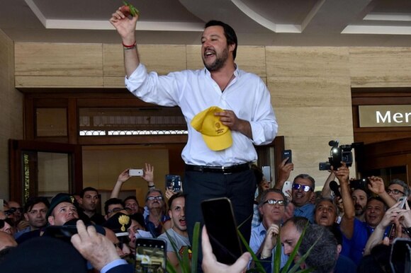 Salvini in mezzo alla folla a Catania mentre tiene un discorso a favore del candidato Pogliesi, oggi eletto sindaco