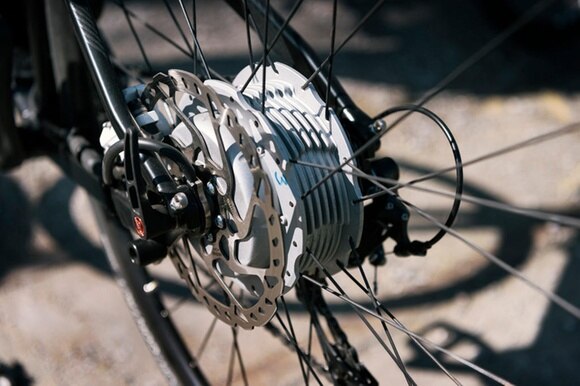 Primissimo piano di un freno e disco e di una corona di una bicicletta elettrica (ruota portesriore)