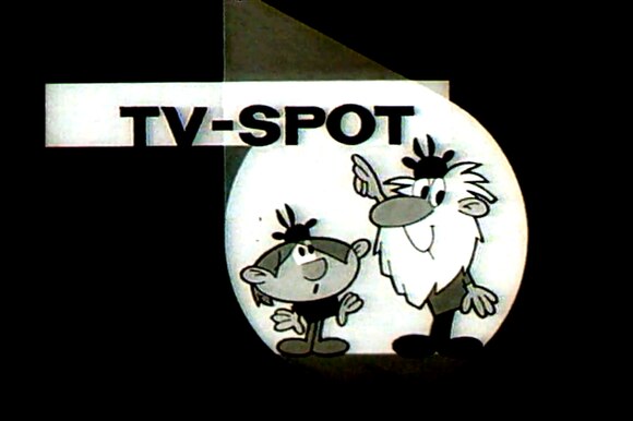 In un illustrazione, nonno e nipote illuminati da un fascio di luce da spettacolo e la scritta TV-Spot
