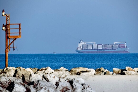 Il mercantile danese della Alexander Maersk al largo della costa siciliana con un a bordo un centinaio di migranti