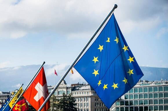 La bandiera europea in primo piano con quella svizzera esposte sul ponte ginevrino Mont Blanc