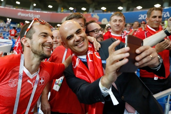 Il presidente della Confederazione Alain Berset in mezzo ai tifosi della Svizzera ai mondiali russi
