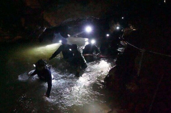 I soccorritori all interno della grotta dove sono bloccate 13 persone