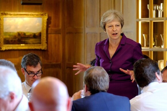 Theresa May cerca di convincere i suoi collaboratori di governo