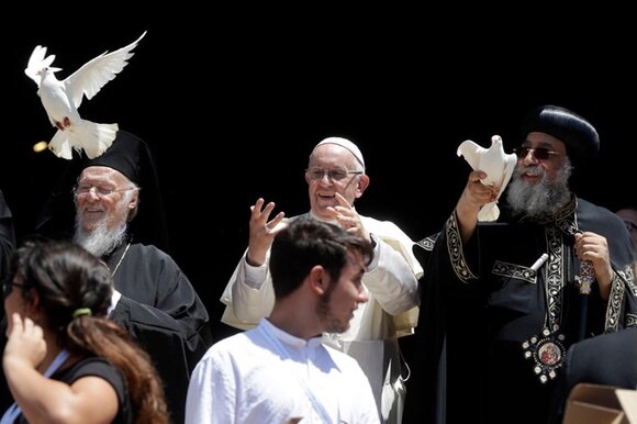 Papa Francesco con i patriarchi Barolomeo I e Tawadros II liberano le colombe della pace