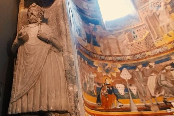 Statua di Carlo Magno e affreschi sullo sfondo