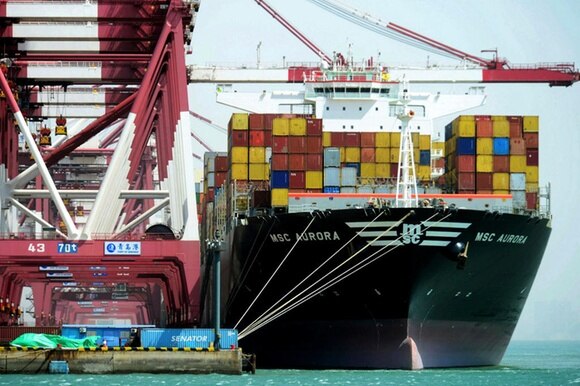 Nave container al porto cinese di Qingdao