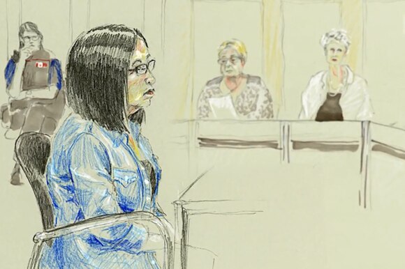 Illustrazione a matite colorate. Donna dai tratti orientali seduta in un aula di tribunale; assessori giurati sul fondo