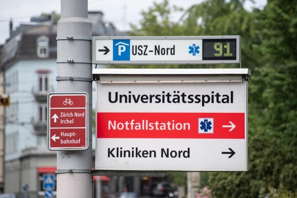 L insegna stradale che indica la clinica universitaria di Zurigo