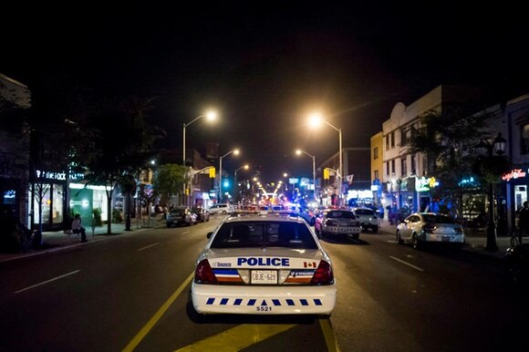 Una vettura della polizia canadese ferma in strada per bloccare la zona dove è avvenuta la sparatoria