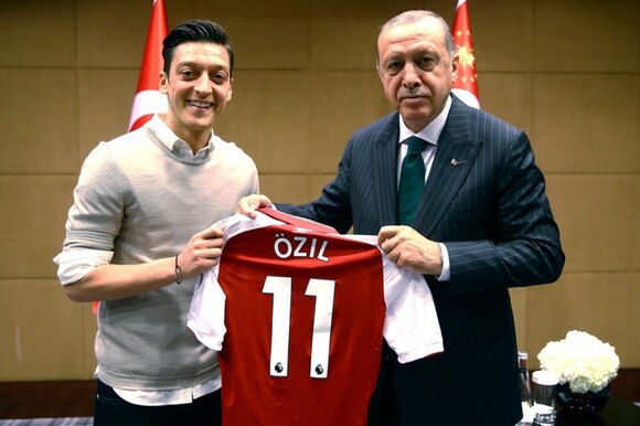 Ozil regala la sua maglia dell Arsenal al presidente turco Erdogan