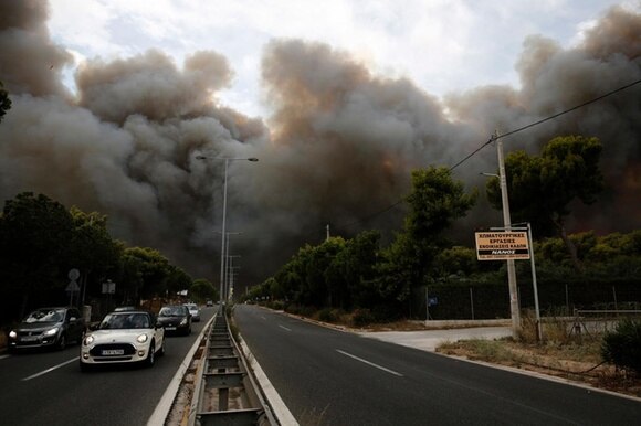 Le fiamme devastano il nord-est di Atene
