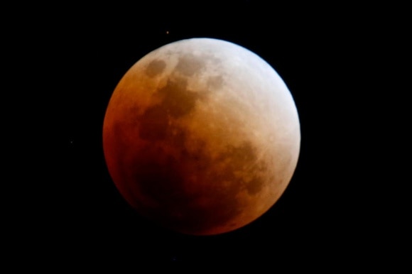 La luna rossa in un immagine di qualche mese fa sopra il cielo filippino