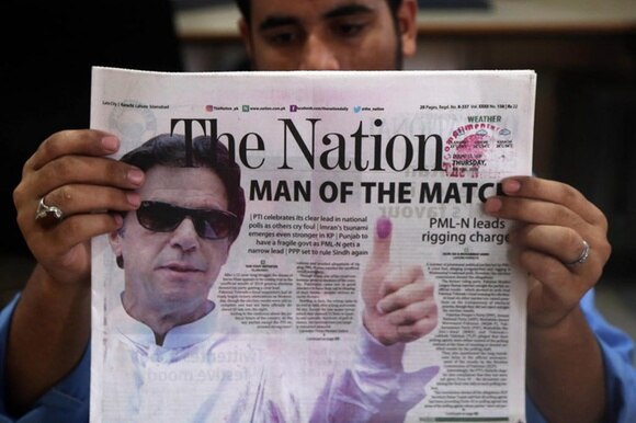 La prima pagina del giornale The Nation con la foto a tutta pagina dell ex star del cricket Imran Khan