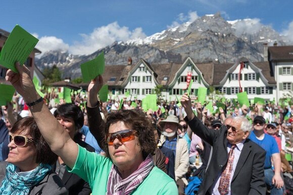 Votazione per alzata di mano in piazza a Glarona.